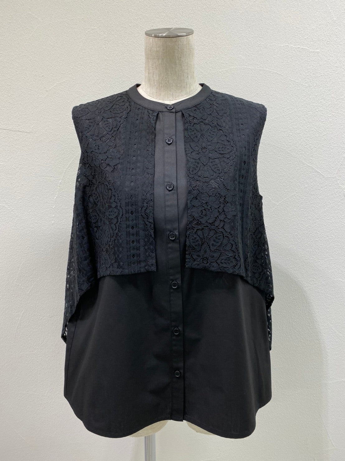 lace layer no sleeve blouse